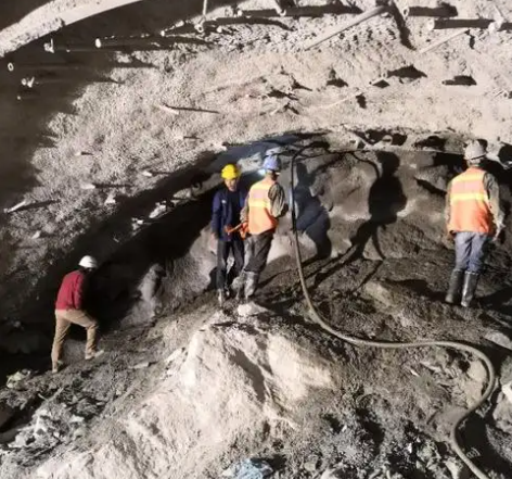 宁津隧道拱顶带模注浆料，微膨胀注浆料的特点及施工工艺